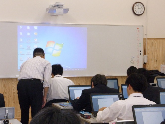 新しくできた学習室でのデジタル授業の様子