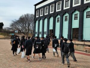 西武中学校の2年生が授業を体験ーー20日