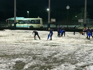 男子サッカー部　グラウンド雪かき