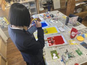 こんにちは芸術部（美術・写真・書道）です。 ー写真が埼玉県代表に選出、美術は版画コンクール出品のため制作も大詰めー
