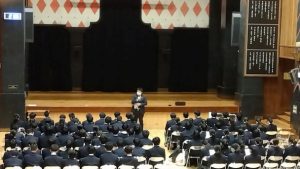 武蔵中学校の2年生が授業を体験ーー8日