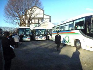 ウインタースポーツ実習に出発ーー1学年＜１日＞
