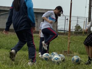 女子サッカー部　部活動、東野環境美化強化週間での活動の様子