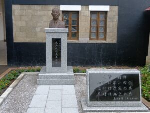 学園創設者・丸山鋭雄先生の胸像建立除幕式を執り行いましたー5日