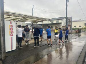 男子サッカー部　校外清掃活動