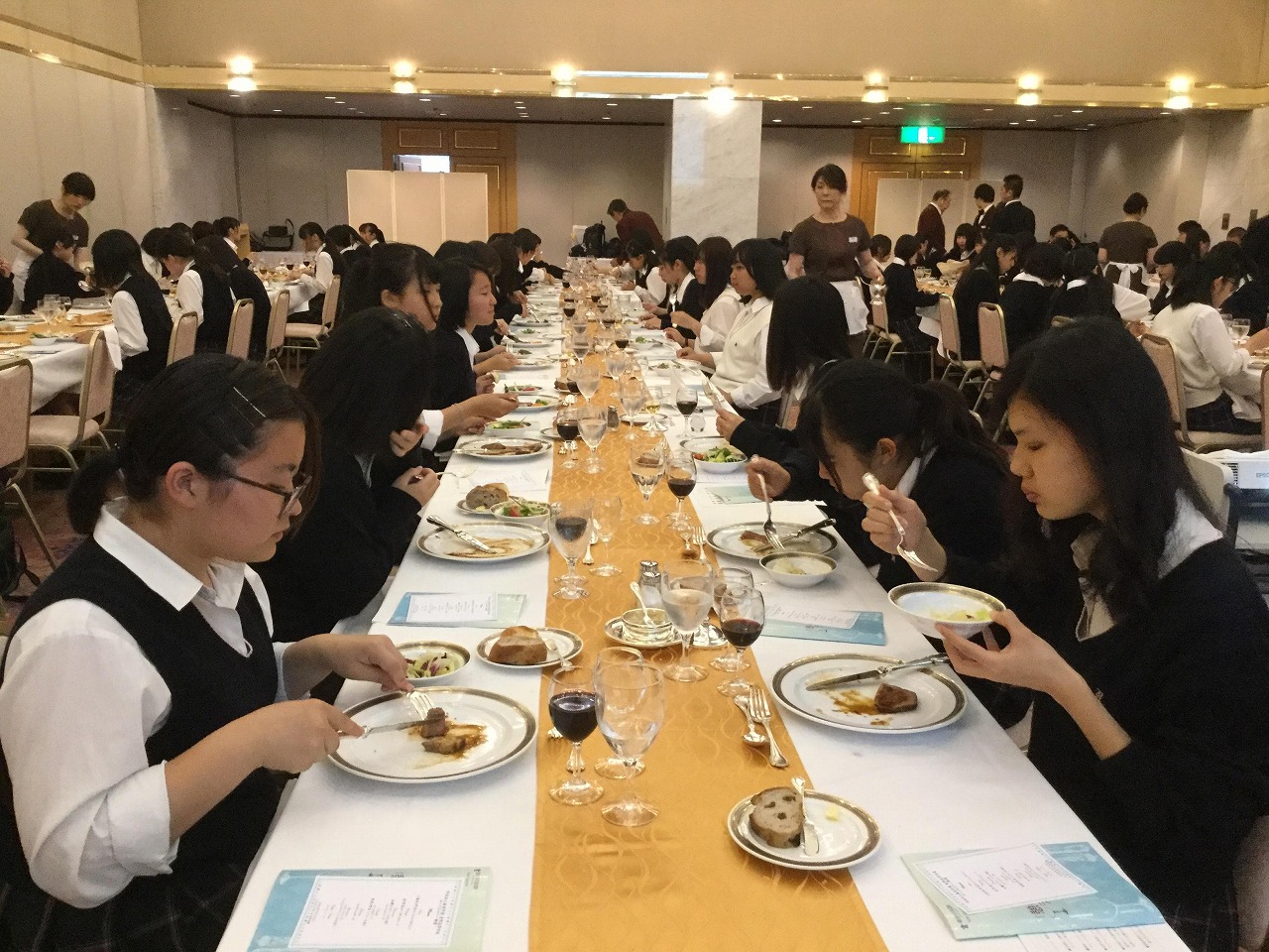 テーブルマナーを学びました ２年生女子 学校法人盈進学園 東野高等学校