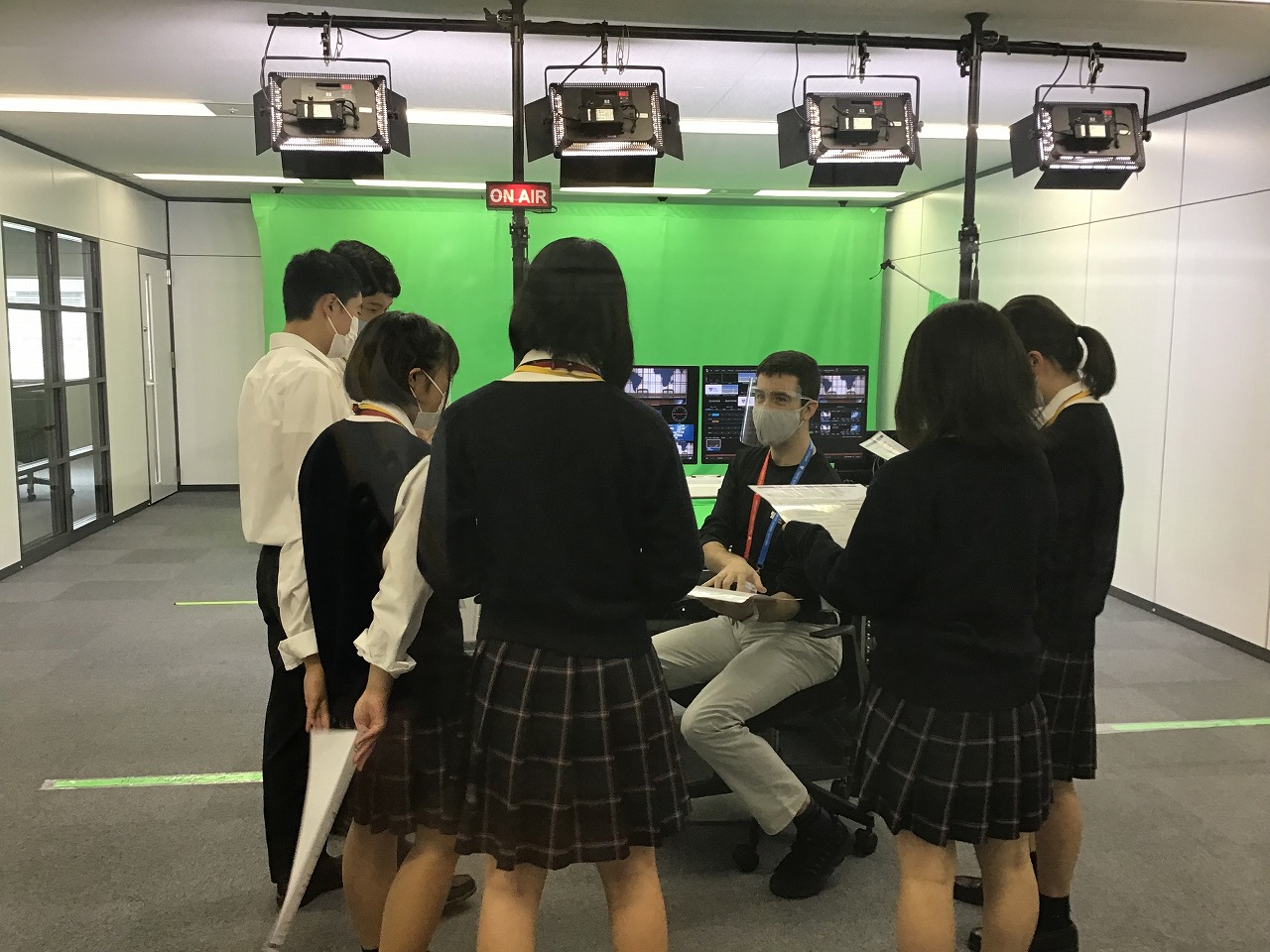 英語のニュース番組つくりもーーtgg研修に２班が参加 学校法人盈進学園 東野高等学校